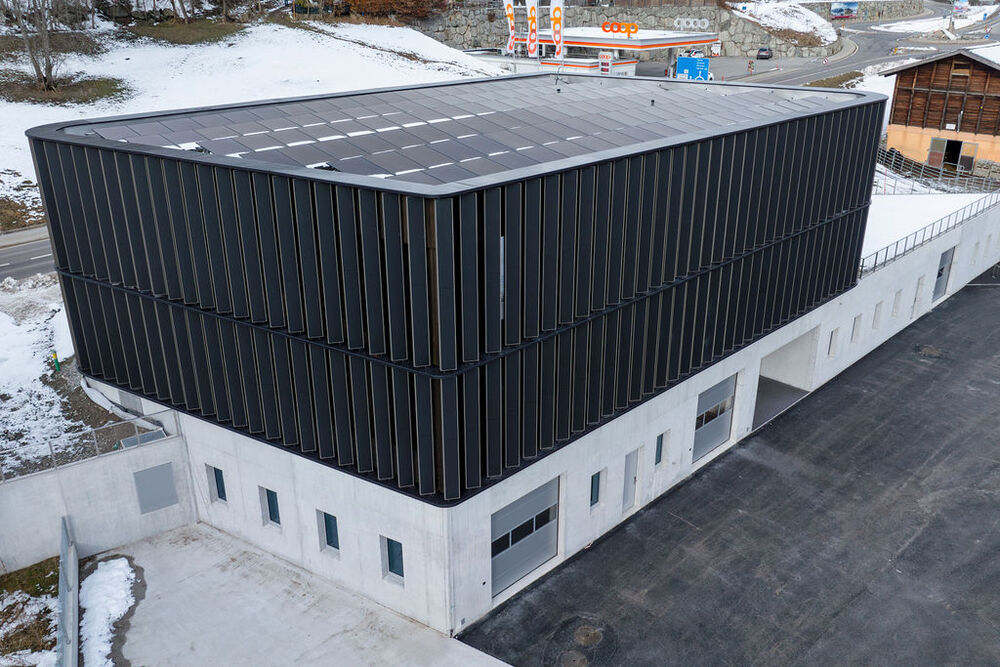 217%-PEB endigo Holding AG, Fiesch VS mit PV-Anlagen auf dem Dach (234 m2, 52.8 kWp) und an der Fassade (166 m2, 20.3 kWp) mit einer Jahres-Produktion von total 88‘600 kWh. (Foto: Schweizer Solarpreis 2025)